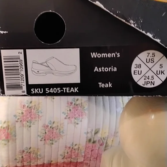 KEEN Women's Casual Tan Slip-Ons - Picture 4 of 4